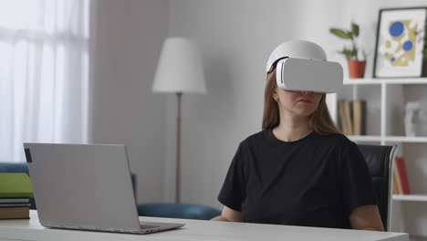 Modernes-Gerät-Zum-Betrachten-Von-Virtual-Reality.-Frau-Nutzt-Head-Mounted-Display-Im-Raum-Und-Schaut-Sich-Um,-VR-Technologie